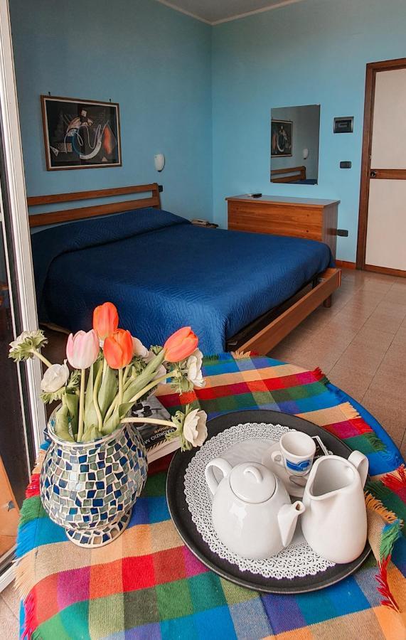Hotel Mediterraneo Giovinazzo Bagian luar foto